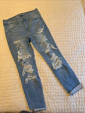 American Eagle Outfitters Light Blue Distressed Copped Jeans